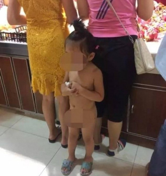 Imagini revoltatoare, surprinse intr-un supermarket din China. O mama si-a adus fiica complet dezbracata, la cumparaturi