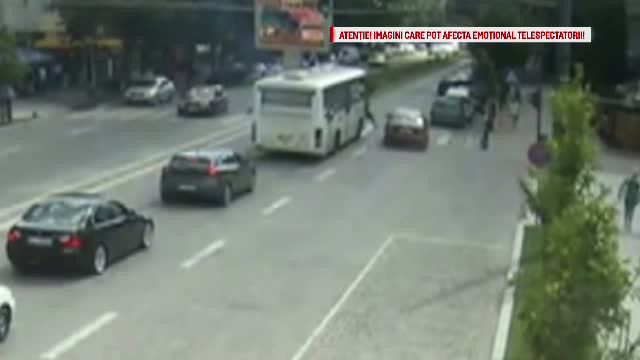 Tanar de 18 ani, izbit in plin de o masina pe trecerea de pietoni. Camerele de supraveghere au surprins teribilul accident