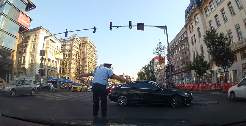 Manevra absurda a unui sofer in traficul din Bucuresti. Politistul si-a facut cruce cand a vazut scena. VIDEO