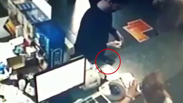 Si-a uitat telefonul pe tejghea, in farmacie, iar urmatorul client i l-a furat. Hotul, surprins de camerele de supraveghere