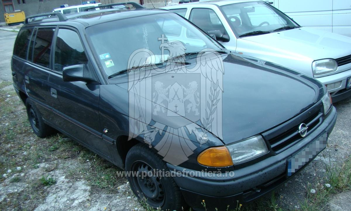 12 sirieni, descoperiti in autoturismul unui bulgar, la Vama Varsand, din Arad. Ce le-au declarat refugiatii politistilor