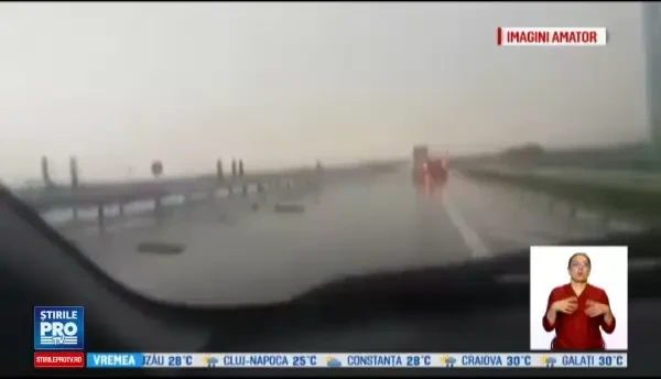 Prapad in vestul tarii, dupa codul portocaliu de ploi si vijelii. 150 de acoperisuri distruse si panouri smulse pe autostrada