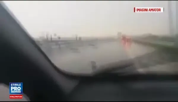Prapad in vestul tarii, dupa codul portocaliu de ploi si vijelii. 200 de case distruse si panouri smulse pe autostrada