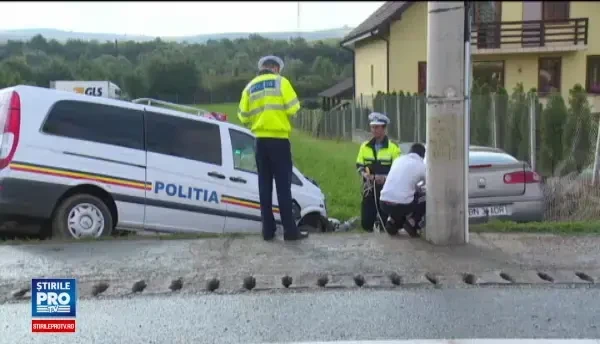 Accident grav, in Bistrita. O soferita s-a panicat si a izbit in plin o duba a politiei care transporta un detinut