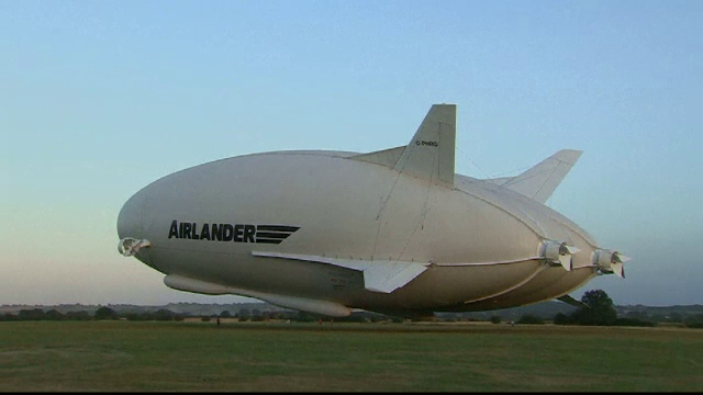 Primul zbor al celei mai lungi aeronave din lume. Cum arata Airlander 10, avionul care sta in aer chiar si 2 saptamani