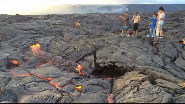 Zeci de turisti s-au apropiat de lava vulcanului care a erupt in Hawaii. Ce au observat cand au pasit pe rocile vulcanice