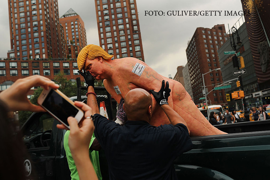 Statui cu Donald Trump complet gol au aparut in marile orase americane. Reactia unui primar: "Nu imi place nici imbracat"