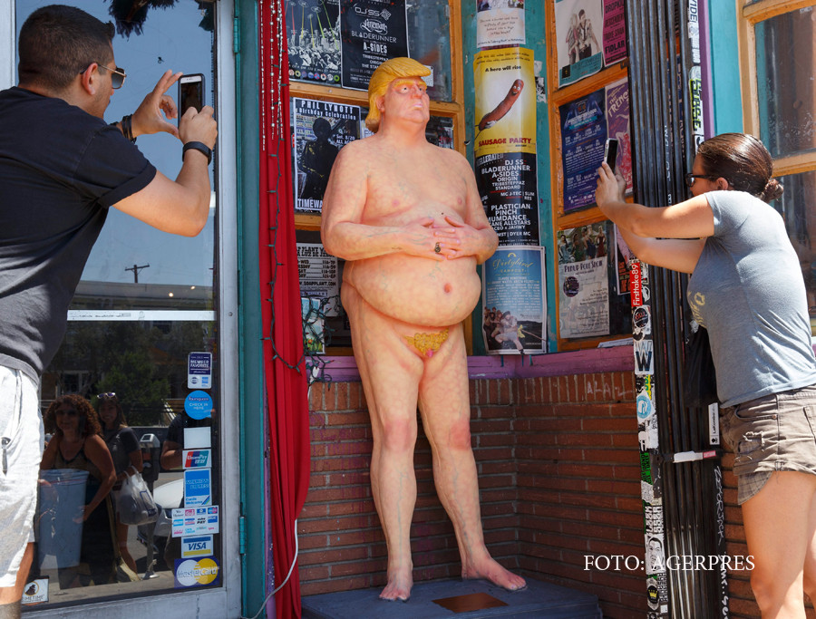 statuie cu Donald trump gol in Los Angeles
