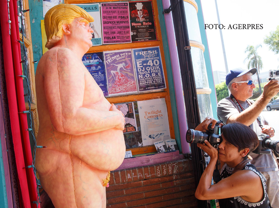 statuie cu Donald trump gol in Los Angeles