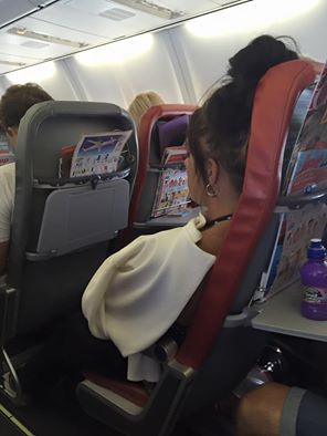 "Fa-ti copilul ala sa taca odata!". Raspunsul genial al unei mame dupa ce a fost agresata verbal intr-un avion