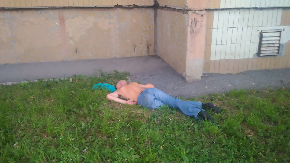 Dupa o runda de consumat alcool, a cazut de la etajul trei al blocului. Ce le-a cerut celor care au sarit sa il ajute