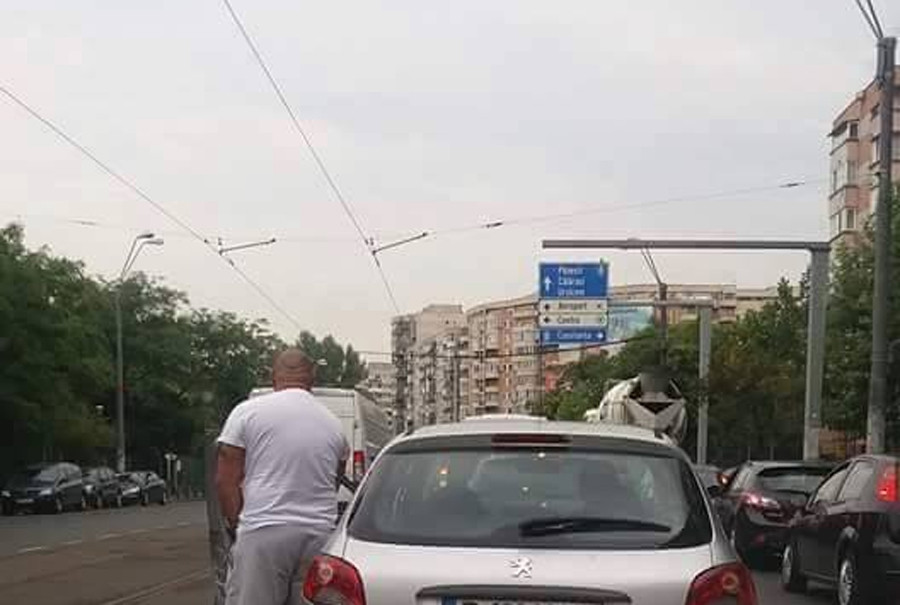 Imagine uluitoare surprinsa in traficul din Bucuresti. Ce a facut un sofer prins in ambuteiaj pe Soseaua Mihai Bravu