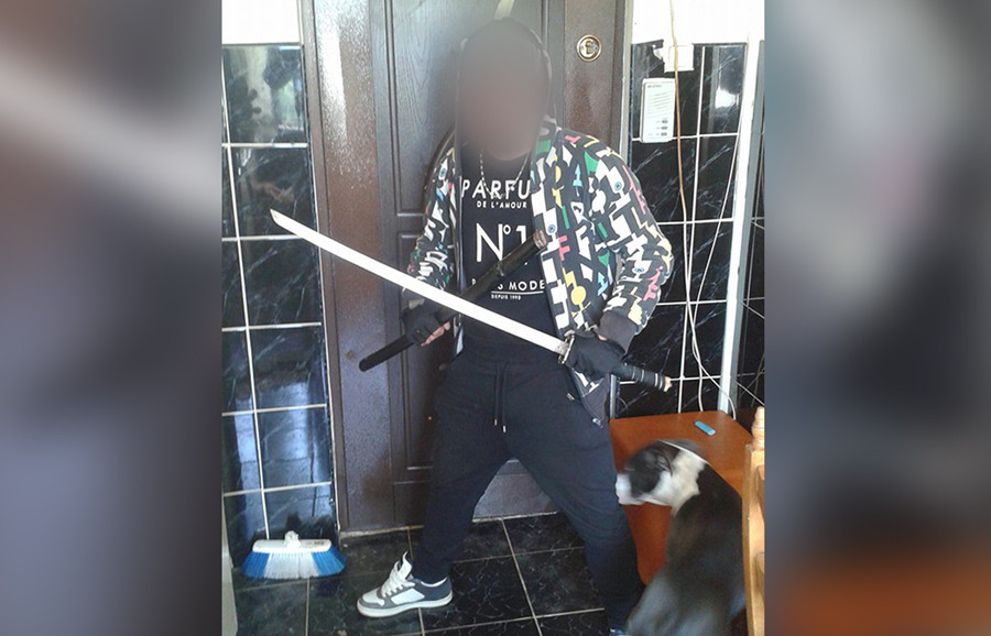 Tanar din Cluj, acuzat ca si-a atacat vecinii cu sabia si pusca "cu elice". Cate zeci de amenzi a primit pana acum