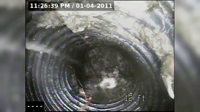 Timp de doua zile au auzit zgomote dintr-un canal si au chemat pompierii. Ce au scos salvatorii de acolo cu o sfoara