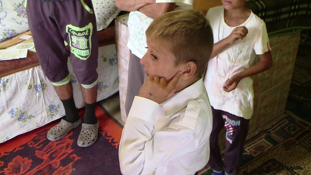 Suferinta cumplita pentru un baiat de 6 ani. Copilul risca sa ramana surd, dupa ce o vecina l-a tras de ureche si l-a lovit