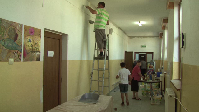 Exemplul dat de parintii dintr-un sat din Bacau, care au renovat singuri scoala. "Am economisit banii pentru copii"