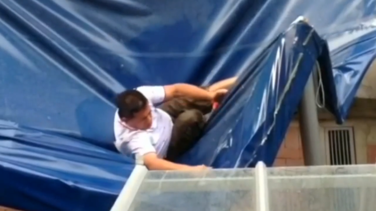 Un barbat din Columbia s-a imbatat si a cazut de la etajul 11 al unui bloc, dar a supravietuit. Ce l-a salvat