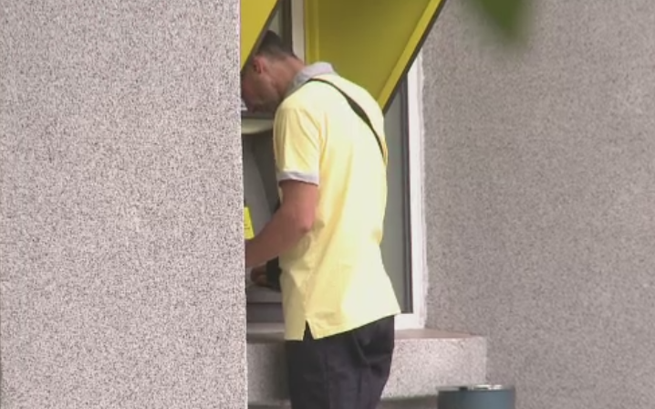 Au scos bani de la acelasi bancomat si apoi s-au trezit cu conturile goale. Ce le-a promis banca celor 200 de pagubiti