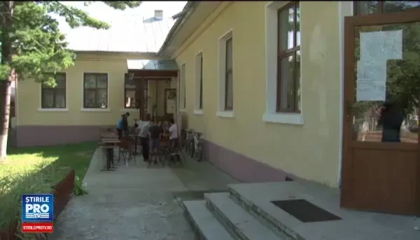 Exemplul dat de parintii dintr-un sat din Bacau, care au renovat singuri scoala. Am economisit banii pentru copii