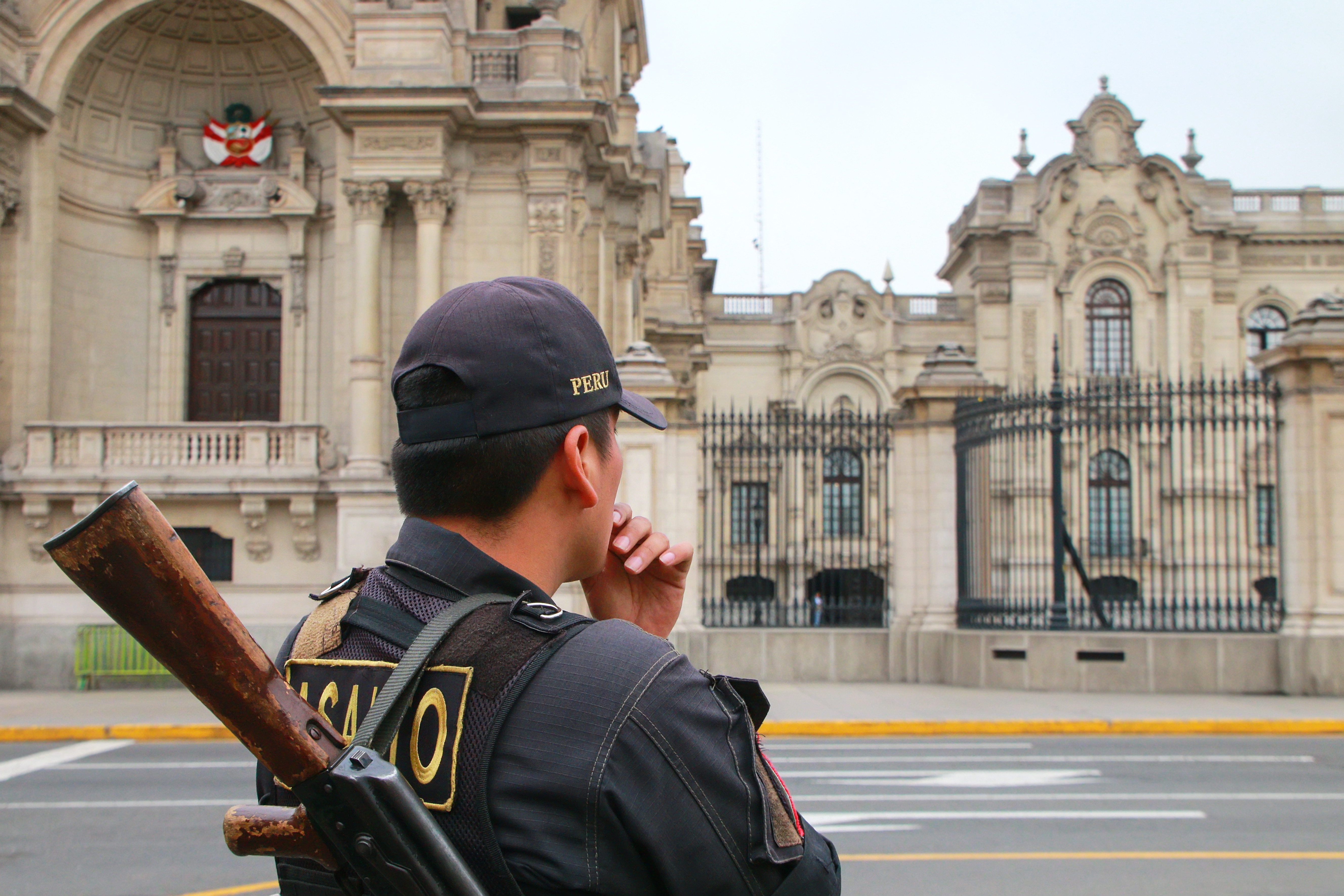 Un politist din Peru, prins in flagrant in timp ce lua mita. De frica, barbatul a inghitit banii primiti. VIDEO