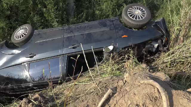 Un tanar de 21 de ani s-a rasturnat cu masina in Satu Mare. Mama si fratele lui, aflati pe bancheta din spate, au murit