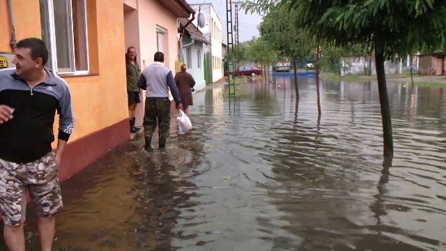 O furtuna de 40 de minute a inundat Timisoara. Un semafor a fost pur si simplu intors de rafalele puternice