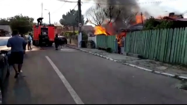 Incendiu violent in Constanta. Doua case au fost cuprinse de flacari de la o butelie defecta