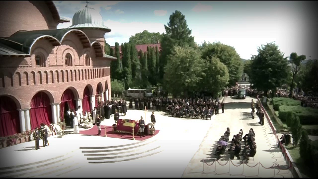 Necropola Regala de la Curtea de Arges, deschisa publicului. Sute de oameni au trecut pe la Catedrala