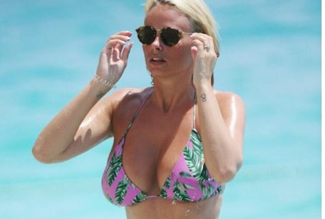 Iubitul nu si-a putut lua ochii de la ea. Costumul de baie cu care s-a afisat acest model, la plaja. FOTO