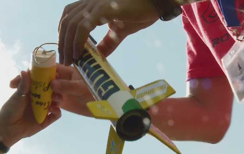 Spectacol cu rachete pe cerul Clujului. Studenti romani si straini de la Inginerie Aeronautica au creat si lansat minirachete