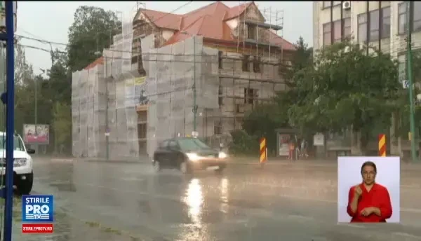 O furtuna de 40 de minute a inundat Timisoara. Un semafor a fost pur si simplu intors de rafalele puternice