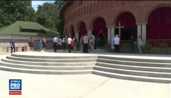 Necropola Regala de la Curtea de Arges, deschisa publicului. Sute de oameni au trecut pe la Catedrala