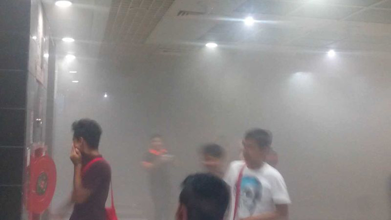 Incendiu devastator in cel mai mare mall din Bangladesh. Oamenii sunt prinsi in cladirea care inca arde