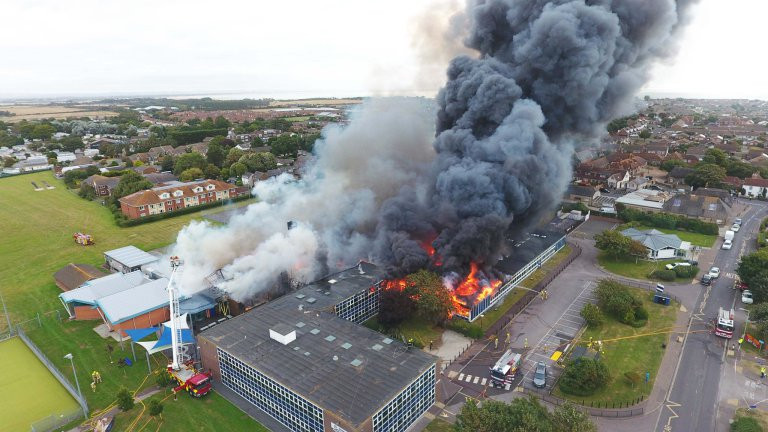 incendiu scoala Marea Britanie