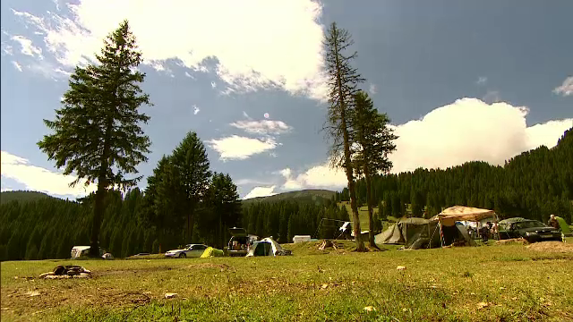 Parcul Natural Bucegi, peisaje spectaculoase sufocate de mizerie. Ce ramane in urma in zona de campare fara cosuri si WC-uri