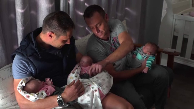 Cuplu de homosexuali din Africa de Sud, prima familie gay cu tripleti. Cum a fost posibil
