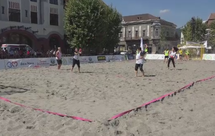 Prima competitie de handbal pe nisip din Baia Mare. Sase camioane au fost descarcate in centrul orasului