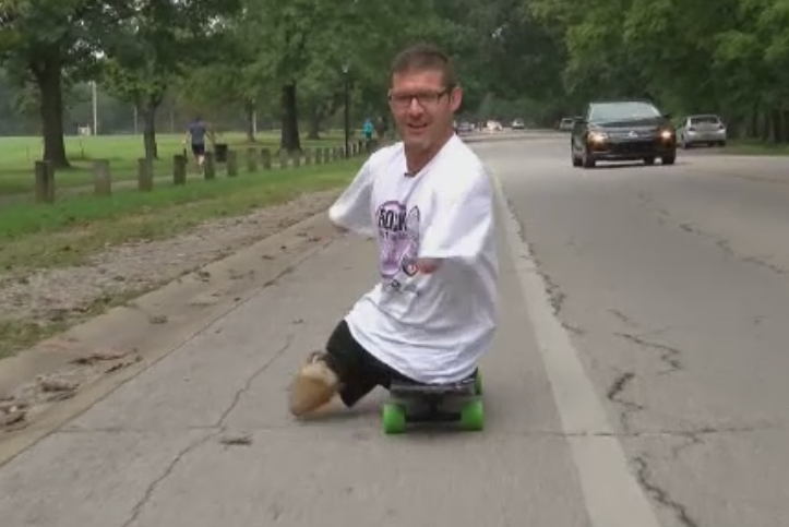 S-a nascut fara maini si picioare, dar a reusit sa incheie un maraton de 42 de km pe o placa. Scopul lui Chris