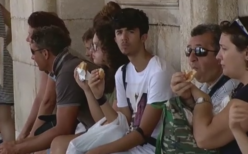 Locuitorii din Venetia, exasperati de turistii care fac mizerie si galagie. Imaginea scandaloasa surprinsa de un gondolier