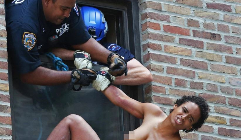 O femeie a incercat sa se sinucida si s-a aruncat goala de la etajul 5, in New York. Ce i-a salvat viata, in ultima clipa