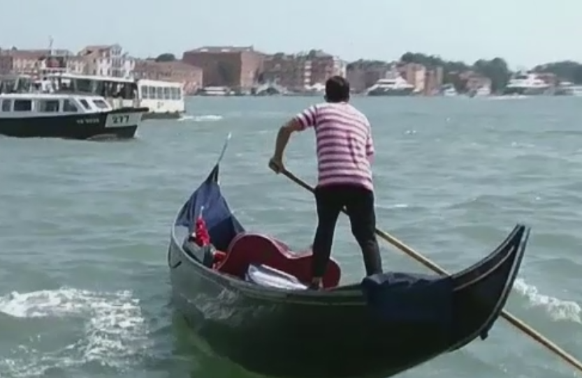 Locuitorii din Venetia, exasperati de turisti. Imaginea scandaloasa surprinsa de un gondolier