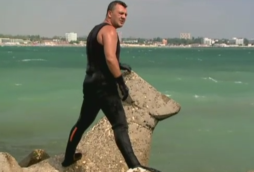 Tragedie pe litoral: un tanar de 17 ani a ramas captiv sub stabilopozi in Saturn. Alti doi barbati au disparut in valuri