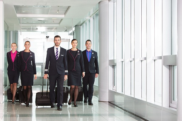 Cel mai mare operator low-cost din Europa Centrala si de Est face angajari la Bucuresti. Cum este sa fii insotitor de zbor