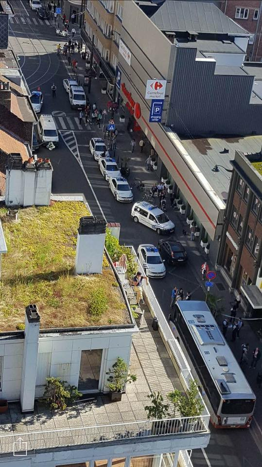 Atac cu maceta intr-un autobuz din Bruxelles, comis de o femeie. Politia a impuscat-o in mana