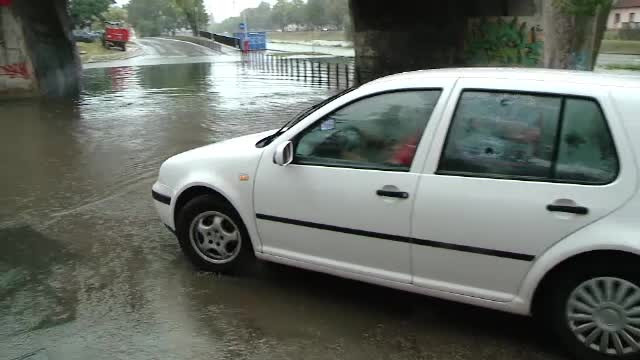 Ploi torentiale in Bucuresti si Timisoara. Un copac a cazut peste o masina in Capitala, zeci de locuinte sunt inundate
