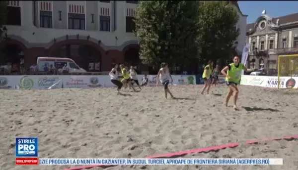 Prima competitie de handbal pe nisip din Baia Mare. Sase camioane au fost descarcate in centrul orasului