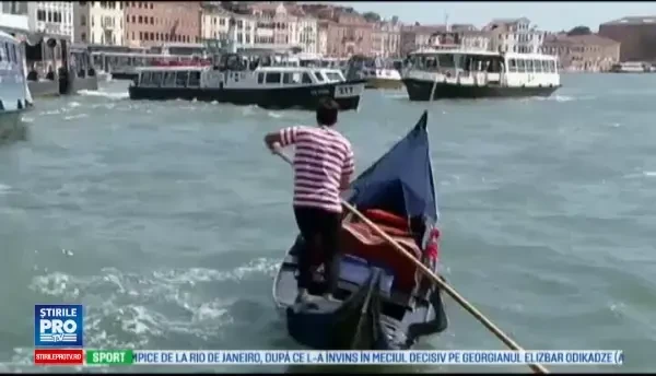 Locuitorii din Venetia, exasperati de turistii care fac mizerie si galagie. Imaginea scandaloasa surprinsa de un gondolier