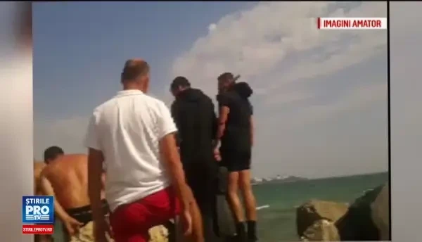 Tragedie in statiunea Saturn. Un tanar de 17 ani a intrat in mare ignorand steagul galben si a ramas captiv sub stabilopozi