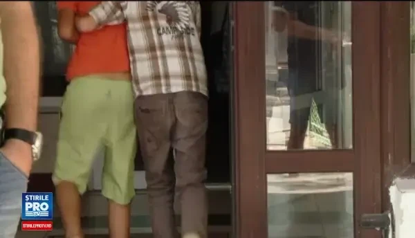 Mama i-a parasit cand erau mici, iar tatal se imbata si ii batea. Cum au fost gasiti trei frati, dupa ce au fost abandonati