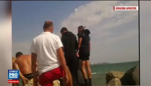 Tragedie pe litoral: un tanar de 17 ani a ramas captiv sub stabilopozi in Saturn. Alti doi barbati au disparut in valuri